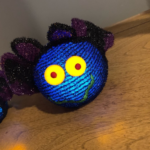 Halloween Light Up Pals, Bat, Like New Not InnOriginal Packaging,Includes 3- AAA - Picture 2 of 11